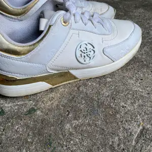 Vita Guess skor med guld detaljer, användna men kommer att tvättas innan de skickas, kommer bli mycket renare. 💵-200kr storlek 37