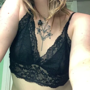 Spetstopp  - Topp, med spets. Knappast använd. Går att ändra längden på axelbanden:)  Väldigt bekväm. 