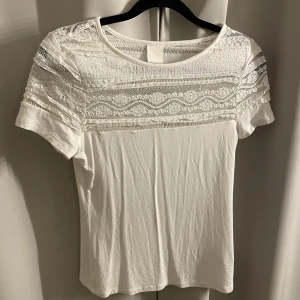 Vit T-shirt  - Säljer denna söta t shirt från hm, har haft ett tag men fortfarande väldigt bra kvalitet! 💗 
