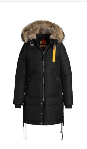 Parjumper- Long bear masterpiece-Black  - Jackan är i storlek S. Använd under en vinter så ett väldigt bra skick. 8.5 skick.   Säljer eftersom den inte kommer till användning längre.   Om egen tagna bilder önskas kan vi ordna det!  Priset kan diskuteras.