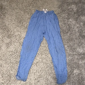 Mönstrade mysbyxor  - Säljer nu dessa mönstrade mysbyxor från H&M. I storlek 152 men är ganska små i storleken. Säljer av skäl att dem inte kommer till användning längre. Bra skick,inga större tecken på användning. Pris kan diskuteras.