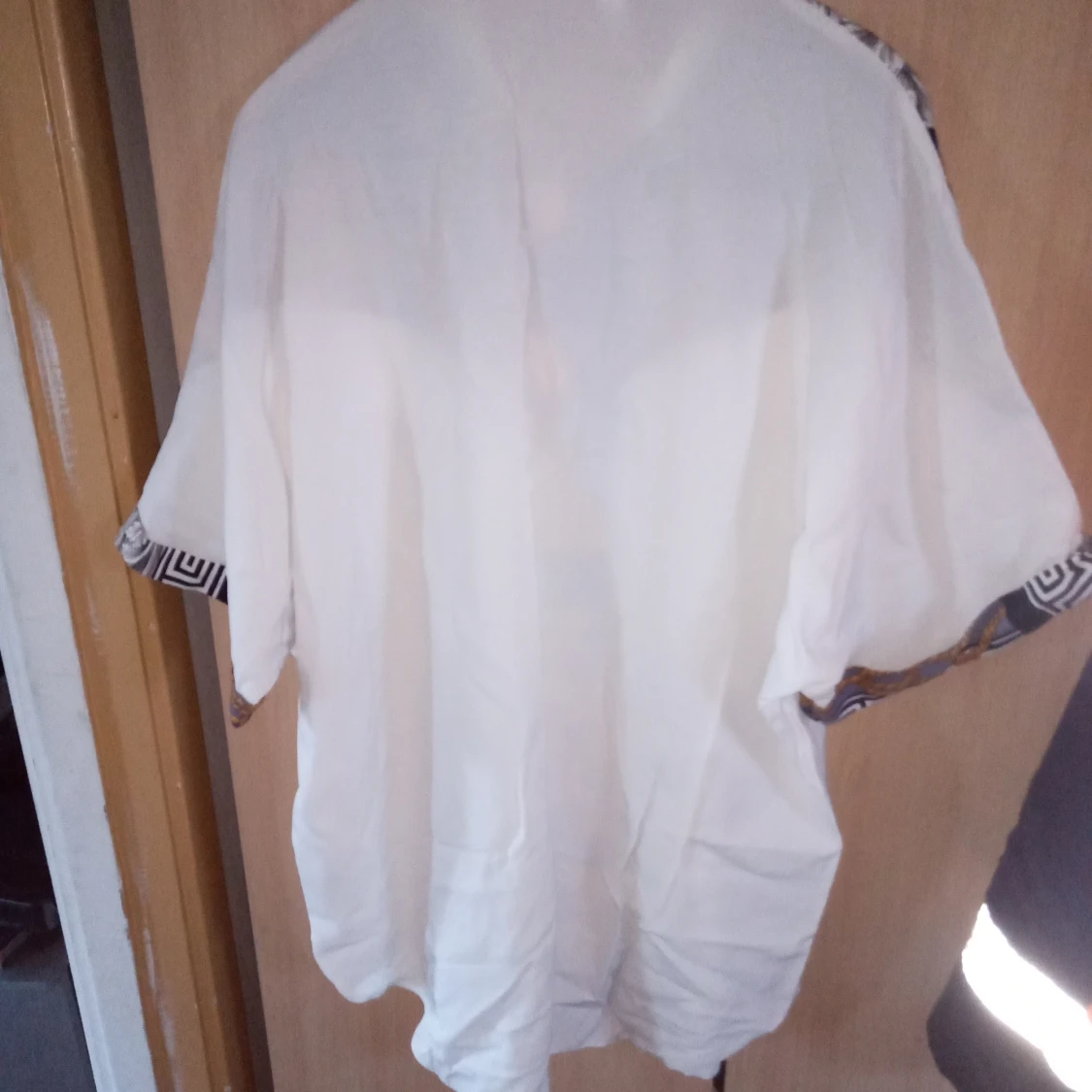 Blus vit mönstrad i storlek 46 /48 . - 91