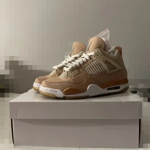 JORDAN 4 SHIMMER - Köpta 2021 och har bara använt dom va 4-5 gånger, storlek 38.5 passar perfekt ifall man har 38 eller 39💓köpta för 4569kr