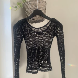 Spets/ lace tröja - Mönstrig tight spets tröja 