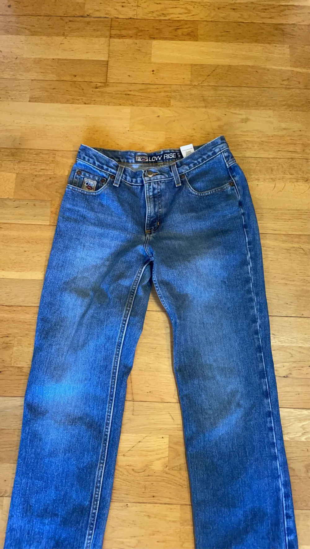 Säljer mina jättefina äldre jeans då de blivit lite stora för mig! Köpte de i xtra long modell så har klippt de längst ner då de vart lite långa🙏🏼❤️ De passar perfekt på mig som är 168-170💕 Det står bara ”size 9” men skulle säga att det är en 36-38❤️. Jeans & Byxor.