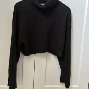 Stickad polo tröja  - Svart stickad polo i storlek S💕Säljer för 150kr plus frakt!