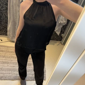 Halterneck topp - Supersnygg topp från monki. Perfekt till fest och vardags. I superbra skick, frakten ingår🍀