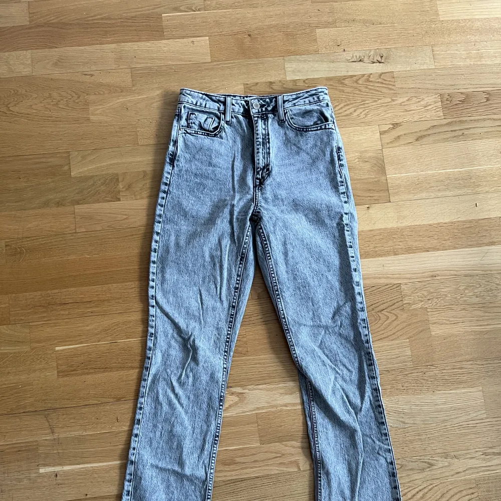 Högmidjade  Bootcut med slits. Jeans & Byxor.