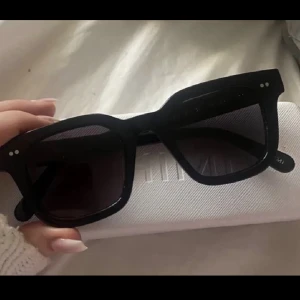 Svarta chimi - Säljer mina svarta chimis i 04, köpta 2023/02-18 så nya. Box och fodral följer med, kan även tänka mig byta mot 08 eller 07🤍