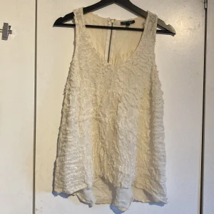 Vitt linne med mönster - Vitt linne med mönster, strl 40 men passar även 38 eller 36