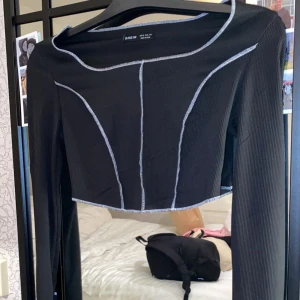 Svart croppad långärmad tröja  - Aldrig använd! Jättefin till fest eller liknande!🖤 