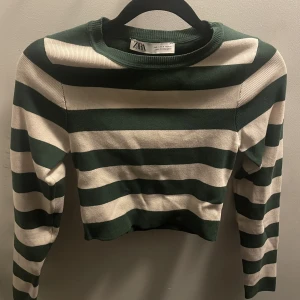 Top zara - Fin vit och grön randig kortare tröja från zara i fint skick, säljer pga för liten