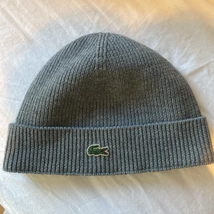 Lacoste mössa - Fin mössa, som legat i garderoben då den inte passade mig