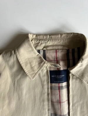 Vintage Burberry jacka - Vintage burberry jacka i nyskick, köpt för 3000 på Vestiare