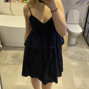 Mango klänning - Klänning från Mango. Fint skick men kommer aldrig till användning där och därav säljs! Frågor? Bara skriva!💝☺️