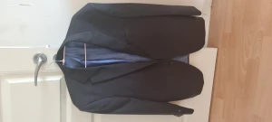 Kostym plus tröjor - Kostym herr stl C104 använd 1ggr, 300kr. Enkel tröja dam 100kr bikbok XS. Tröja stickad dam S, 50kr.