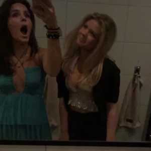 Så fin topp - Sjukt fin topp som passar bra t fest eller liknande💓lånade bilder