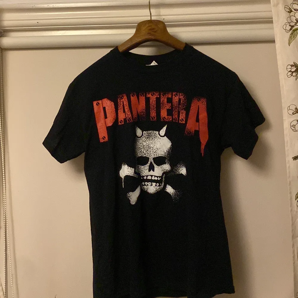 Pantera T shirt storlek Medium. Säljer för att jag inte använder den. Kan mötas upp i Göteborg. T-shirts.