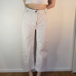 randiga byxor från Monki - randiga byxor av 100% bomull och storlek 38 från Monki. perfekta till vår och sommaren då de är en lite kortare modell. möter ej upp, postar enbart 🌸