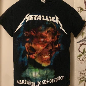 Metallica t shirt - Tröjan är storlek small, säljer för att den är för liten. Kan mötas upp i gbg