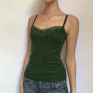 Linne med spets - Mörkgrönt linne med spets! (Har lagt upp sjukt mkt med kläder bla lågmidjade jeans och orange sommarklänning! Kolla gärna in🌸)