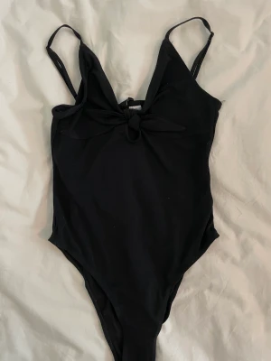 Body med rosett  - Svart body med knytrosett