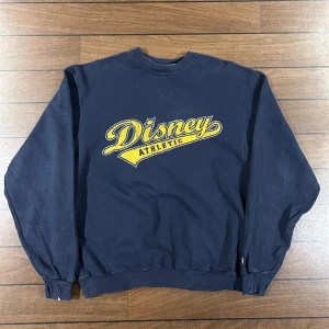 Champion Disney Sweatshirt  - Snygg vintage sweatshirt i storlek L! Bara att skriva om du undrar över något🙏