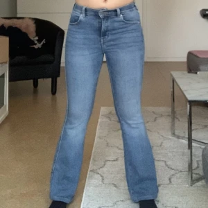 Lågmidjade bootcut jeans - Säljer dessa supersnygga lågmidjade bootcut jeans från Dr Denim💗