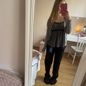 Lågmidjade jeans - Så söta lågmidjade kostymbyxor från Zara💗 Köpte själv på Plick men säljer då de tyvärr var för stora för mig💘 Tyget är gjort i ett gulligt randigt möster, som syns tydligt på sisa bilden! Har lagt ut samma annons med gratis frakt💘