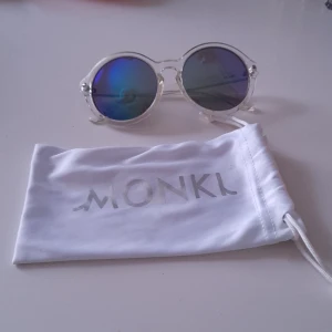 Solglasögon - Solglasögon från monkl