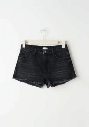 Jeansshorts - Ett par låg midjade jeansshorts från Gina Young. Använda ett fåtal gånger men jättefint skick!De är i storlek 152 men passar mig som är 159 cm lång. Dem kostar 150 med frakt inräknat💕💕