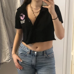 Croppad polotröja  - Croppad tröja snygg nu till i sommar! Går att knäppa mer om man vill, storlek L men jag bär ofta S och den sitter snyggt på mig. Säljer för 50kr + frakt