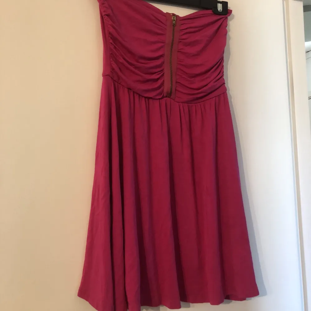 SUPER SNYGG hot pink y2k klänning i storlek S🌺💕 Säljer för 75kr + frakt . Klänningar.