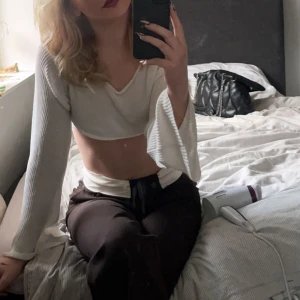 Vit magtröja - Magtröja med vida armar, väldigt kort.