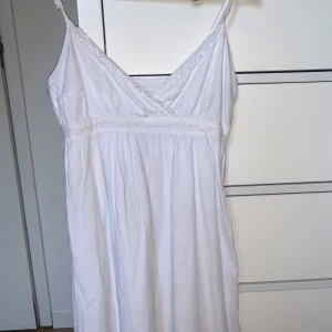 Klänning  - En sockersöt sommarklänning som passar till det mesta! Den är i storlek 38 men man kan justera banden så den passar till någon mindre. Hör av er för fler bilder 