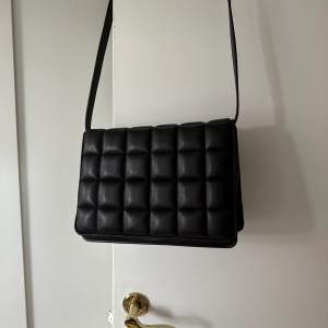 En ”bubblig” väska från H&M, lätt att bära och rymlig inuti.