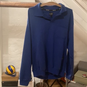 Piké sweatshirt? - En blå piké sweatshirt i bra skick inköpt från Erikshjälpen men har nu för tiden inte haft någon användning.  Står S men passar mer som ett M/L Priset går att diskuteras! 🧌