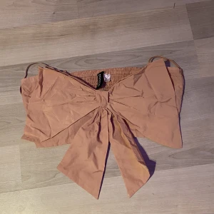 Rosett topp - En rosa rosett top från hm! Nästan helt oanvänd. Säljer pga att den sitter lite tight om min bröst korg