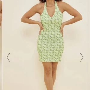 Klänning  - Super söt klänning i strl 32 (passar även en 34). Helt oanvänd, säljes pga att den inte passar mig. Inköpspris: 299 Säljer för :100 +frakt