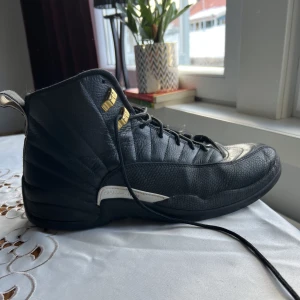 Jordan 12 Retro ”The Master” - Ett par Jordan 12or köpta runt 5 år sedan. Helt okej skick på skorna kommer inte till användning längre. Ett snöra är slitet, pris går att diskutera då skorna är använda.