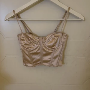 Korsett linne  - Säljer detta korsett linne då jag helt enkelt inte har fått användning av det! Det är alltså oanvänt å har inga ”defekter” eller liknande. Originalproduktioner var som man ser på bild nr 3, 50 spänn så säljer för 25🤭