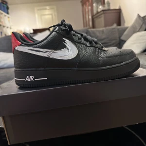 Air force 1 - Säljer mina Air force 1 då jag iprincip använt dem 2 gånger o sedan har de legat i boxen i över 1 år. Skick är en stark 9/10, känns som nya. Box följer med.