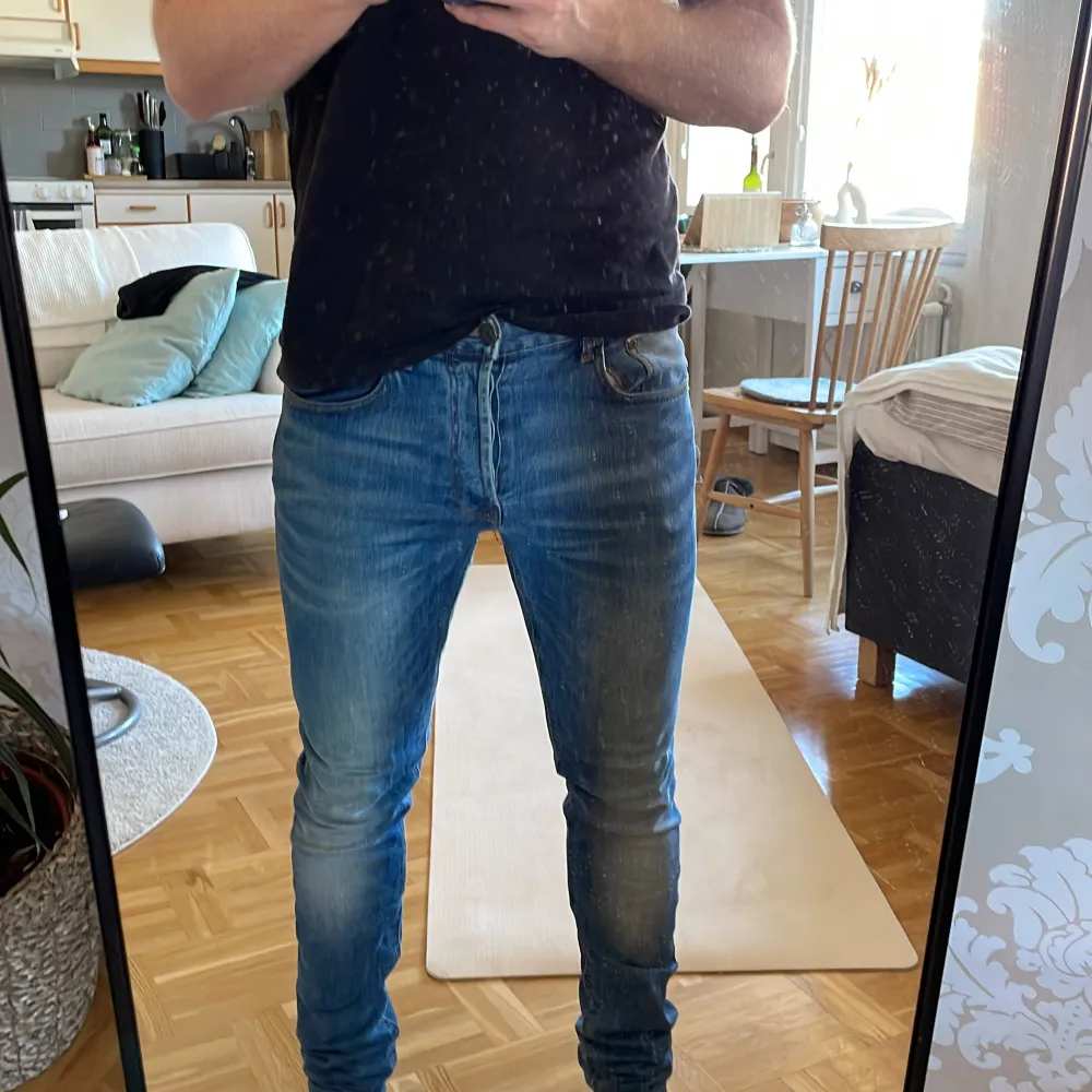 Hål i vänster framficka. Size 31/32.  Min längd: 172 cm. Jeans & Byxor.