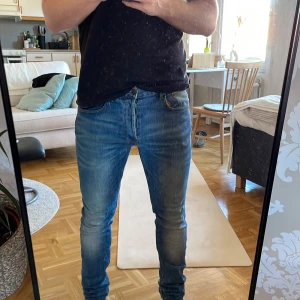 Jeans, regular fit - Hål i vänster framficka. Size 31/32.  Min längd: 172 cm