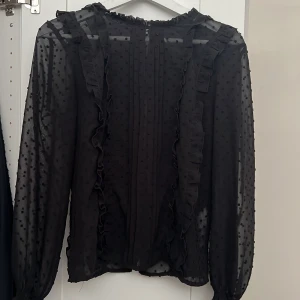 Blus - Superfin blus som är lite genomskinlig från ZARA. 