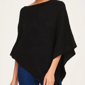 Poncho  - Säljer denna poncho från Gina tricot fast i mörkgrå. Finns inte kvar att köpa på hemsidan eller i affär längre.