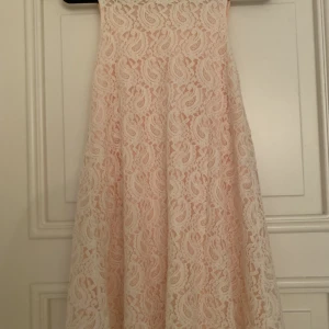 Rosa blommigt klänning - En kort somrig rosa blommig klänning.