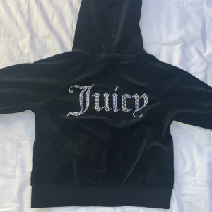 Svart Juicy Hoddie - Svart Juicy Coture Hoodie som är använd en gång. Köpt förra året men har bara hängt i garderoben.💗Skriv för fler bilder. !Tryck inte på ”köp nu”! !Köpare står för frakt!