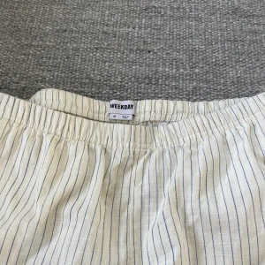 Linnebyxor weekday  - Feta linnebyxor från weekdays förra collektion! Size M i baggy snygg passform! De har lite små fläckar på få ställen men inget som märks 