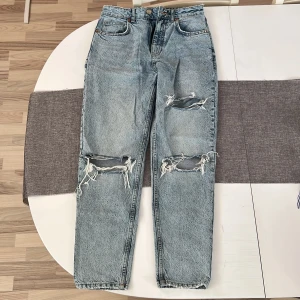 Zara jeans - Fina jeans från zara. Modellen är straight  så den sitter lite mer löst än skinny jeans.